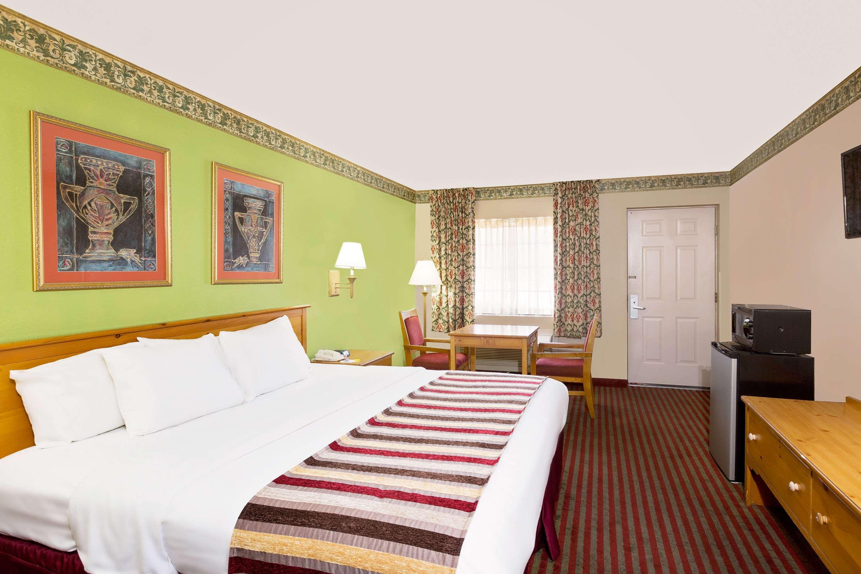 Days Inn & Suites By Wyndham Старквил Екстериор снимка