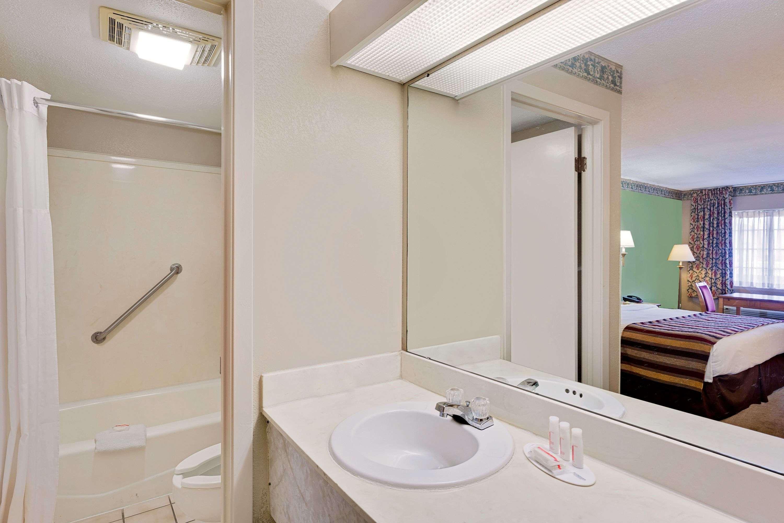 Days Inn & Suites By Wyndham Старквил Екстериор снимка