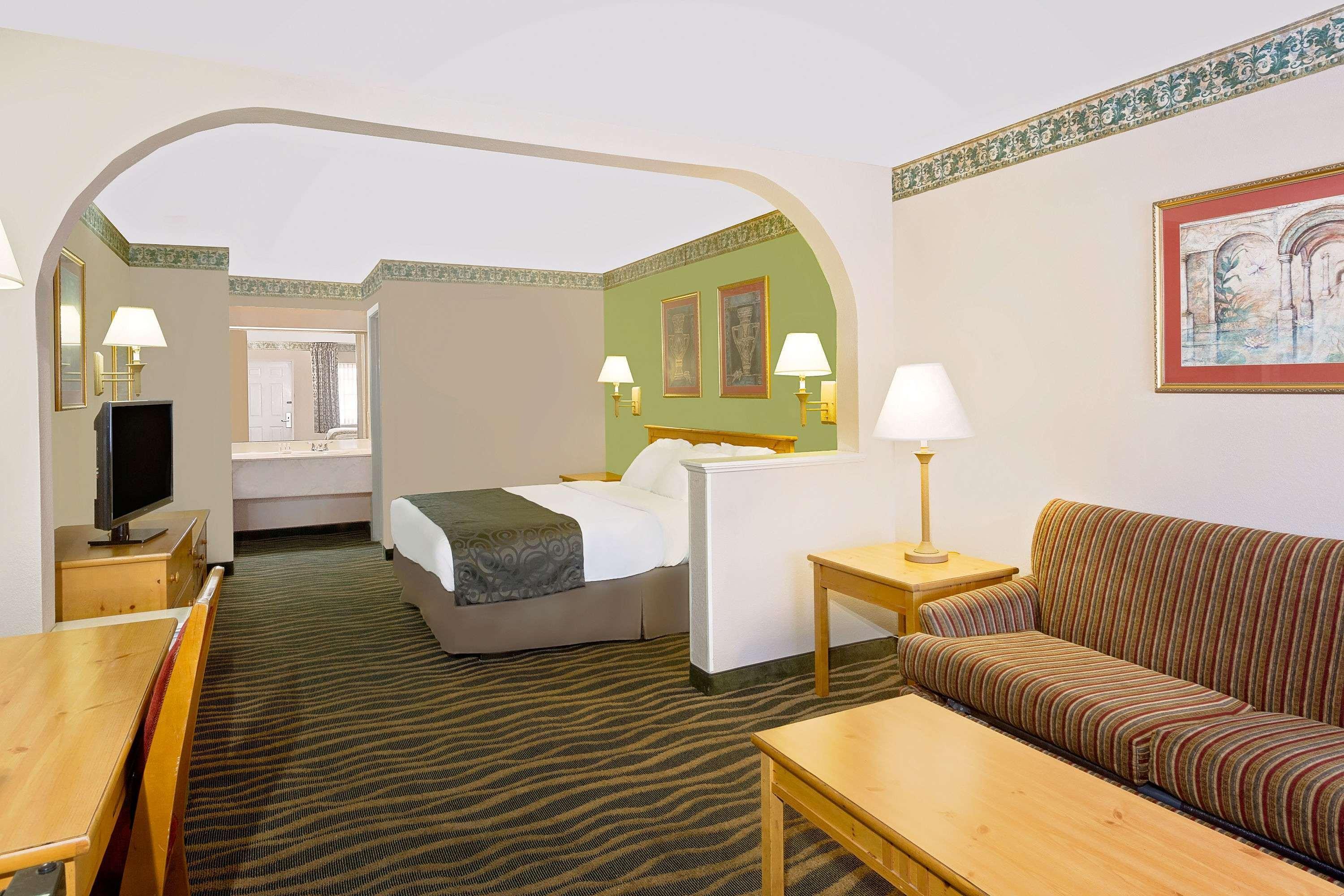 Days Inn & Suites By Wyndham Старквил Екстериор снимка